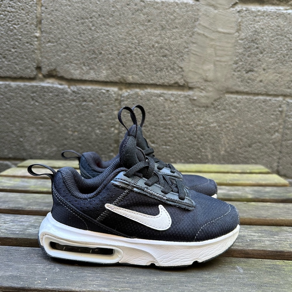 Nike Black With White Soles Air Max Kids Size 9.5 No Tie Up Sneaker